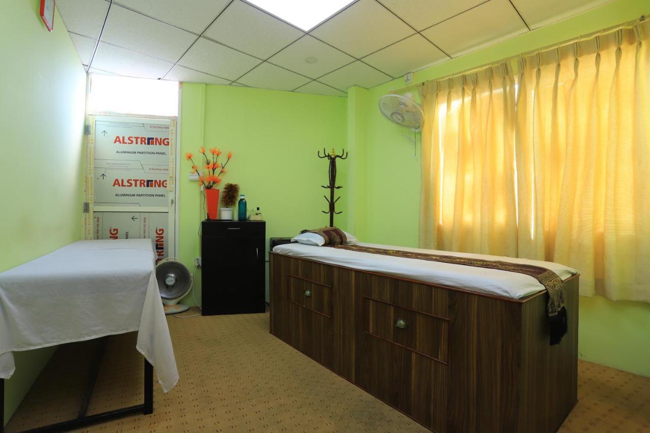 Oyo 591 Hotel Blue Moon Dharampur Экстерьер фото